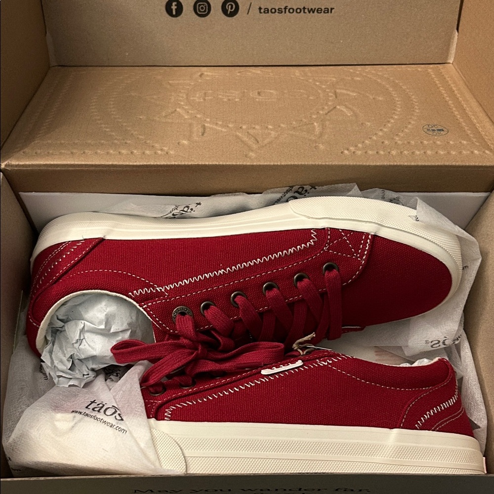 Taos Footwear Women’s Plim Soul Red Canvas Low-Top Sneakers with White Sole